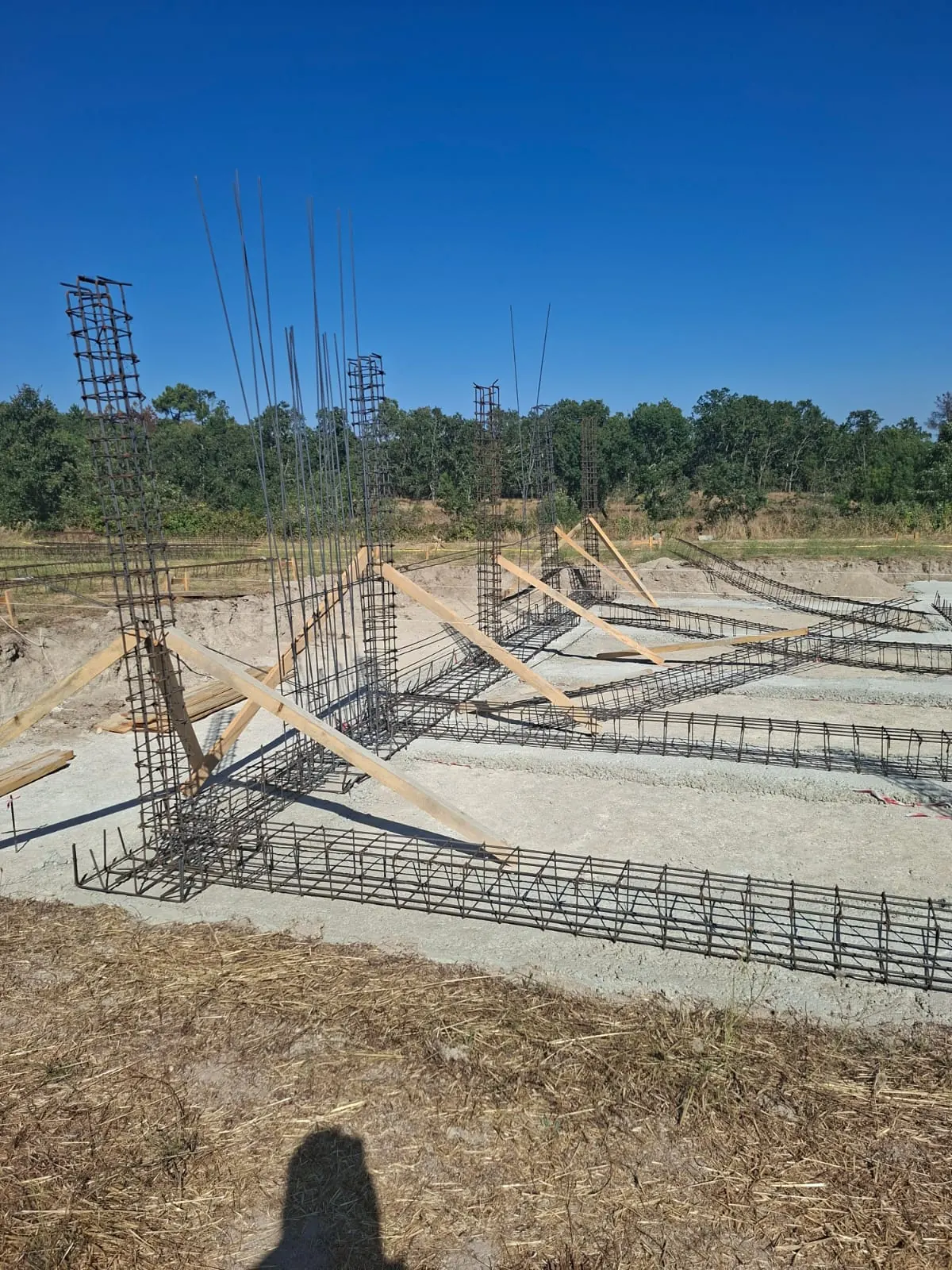 Armaduras de aço em valas de fundação.