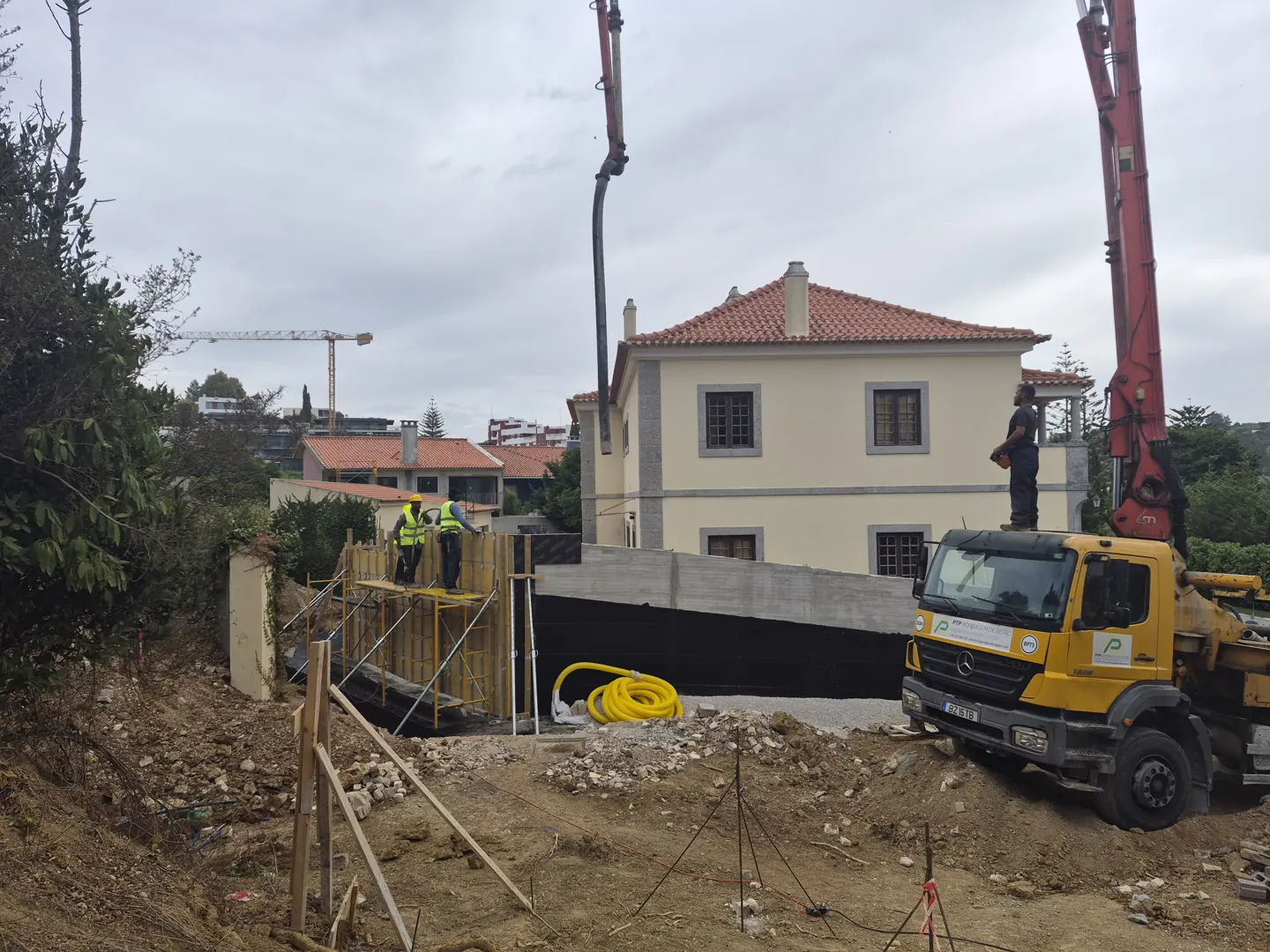 Equipamento de obra junto a escavação e cofragens.